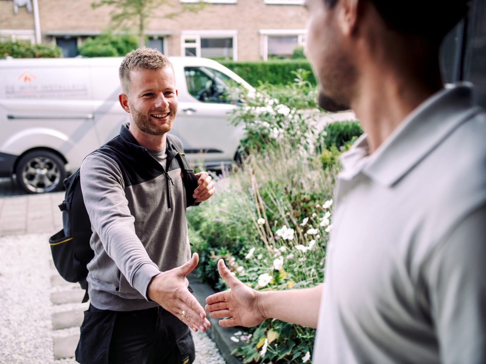 Jasper de With in gesprek met een klant bij de voordeur